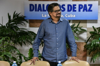 Iván Márquez, jefe de la delegación de las FARC en las negociaciones, llega hoy al Palacio de Convenciones en La Habana