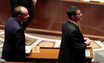 El primer ministro francés Manuel Valls (d) y el ministro de Justicia, Jean-Jacques Urvoas, antes de iniciarse el debate en la Asamblea Nacional