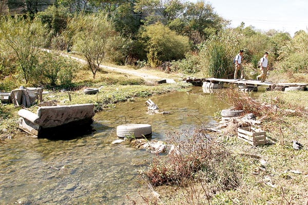 En el municipio de Escobedo se pudieron apreciar algunos muebles viejos, llantas, cajas de madera y basura que fueron abandonados en medio del lecho d