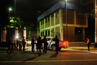 Periodistas esperan ante el cuartel general de la División Central de investigaciones policiales en San Salvador