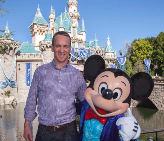 Peyton Manning se tomó la 'foto del recuerdo' con Mickey Mouse
