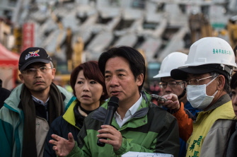 William Lai (c), alcalde de Tainan, habla con la prensa sobre los operativos de rescate en el complejo habitacional que está a sus espaldas