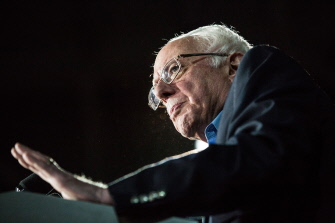 Bernie Sanders, aspirante demócrata a la presidencia de EU, en un acto electoral en Durham, New Hampshire, donde ganó las primarias