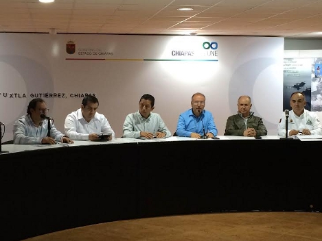 Funcionarios del gobierno chiapaneco en conferencia de prensa.