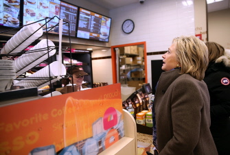 Hillary Clinton ordena hoy comida en un establecimiento de Dunkin' Donuts hoy en Nashua, Nuevo Hampshire