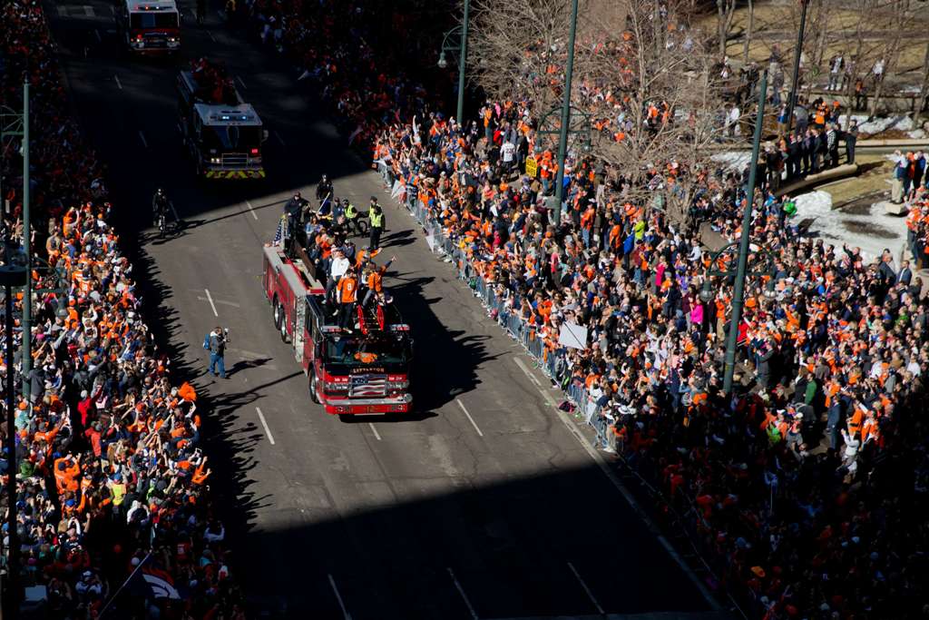 Los jugadores de Denver pasearon en camiones de bomberos