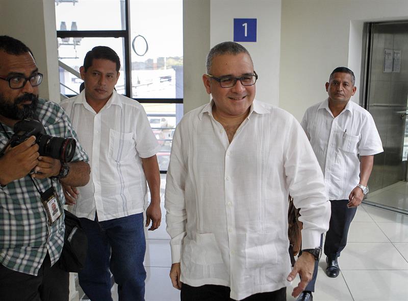 El ex presidente salvadoreño (2009-2014), Mauricio Funes (c), en una reciente comparecencia pública 