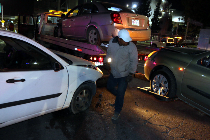 Dos lesionados en choque de 3 autos en el Miguel Alemán- Grupo Milenio