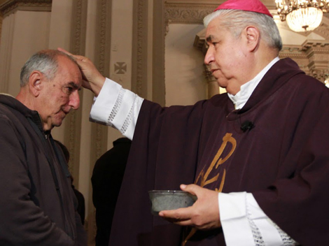 El arzobispo Mons. Rogelio Cabrera López imponiendo el signo esta mañana.