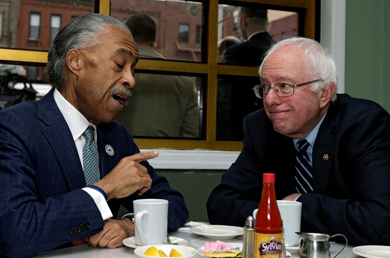 Bernie Sanders (d), durante su conversación con el reverendo Al Sharpton en el restaurante Sylvia's de Harlem, en Nueva York