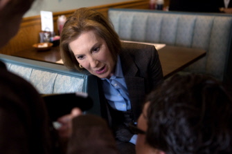 Carly Fiorina hace campaña, ayer martes, en el restaurante Chez Vachon, de Manchester, New Hampshire