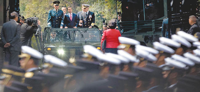 Durante la ceremonia, el Ejecutivo federal pasó lista de honor a los elementos caídos en la defensa del lugar y entregó reconocimientos a cuatro cadet