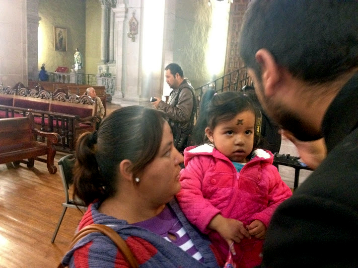Duranguenses católicos acuden al 'miércoles de ceniza'.