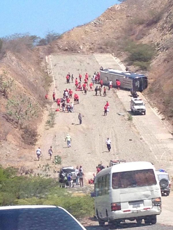 El autobús luego del accidente en una autopista en Caracas, Venezuela 