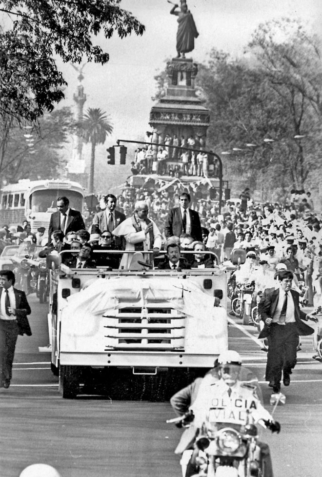  Juan Pablo II recorre Paseo de la Reforma durante su primera visita al país en 1979.