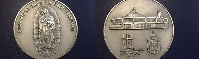 La medalla que recibirá Francisco cuando visité la Basílica de Guadalupe. 