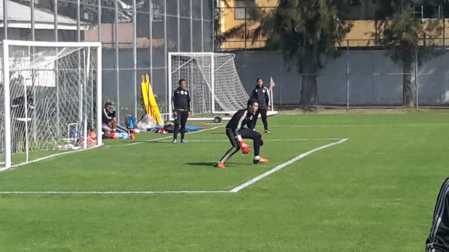 Miguel Ponce está sentado junto a la portería con una bolsa de hielo.