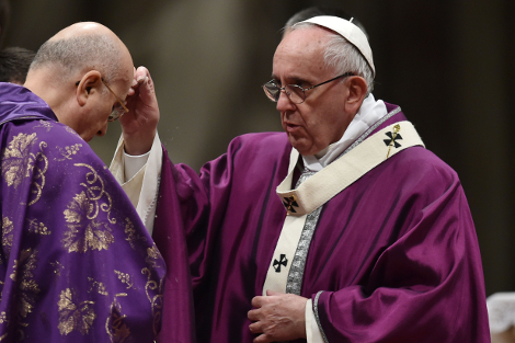 El Papa roció cenizas sobre las cabezas de prelados, monjas y feligreses durante la misa del Miércoles de Ceniza en la Basílica de San Pedro.