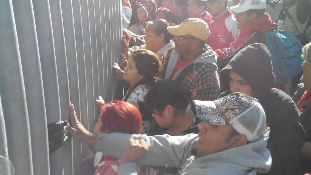 Los familiares intentaron ingresar al penal del Topo Chico. 