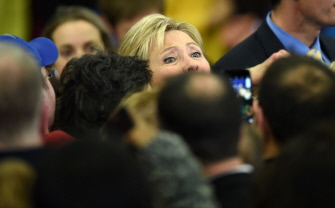 Hillary Clinton, rodeada de simpatizantes, en la noche de la derrota en las primarias en Hooksett, New Hampshire