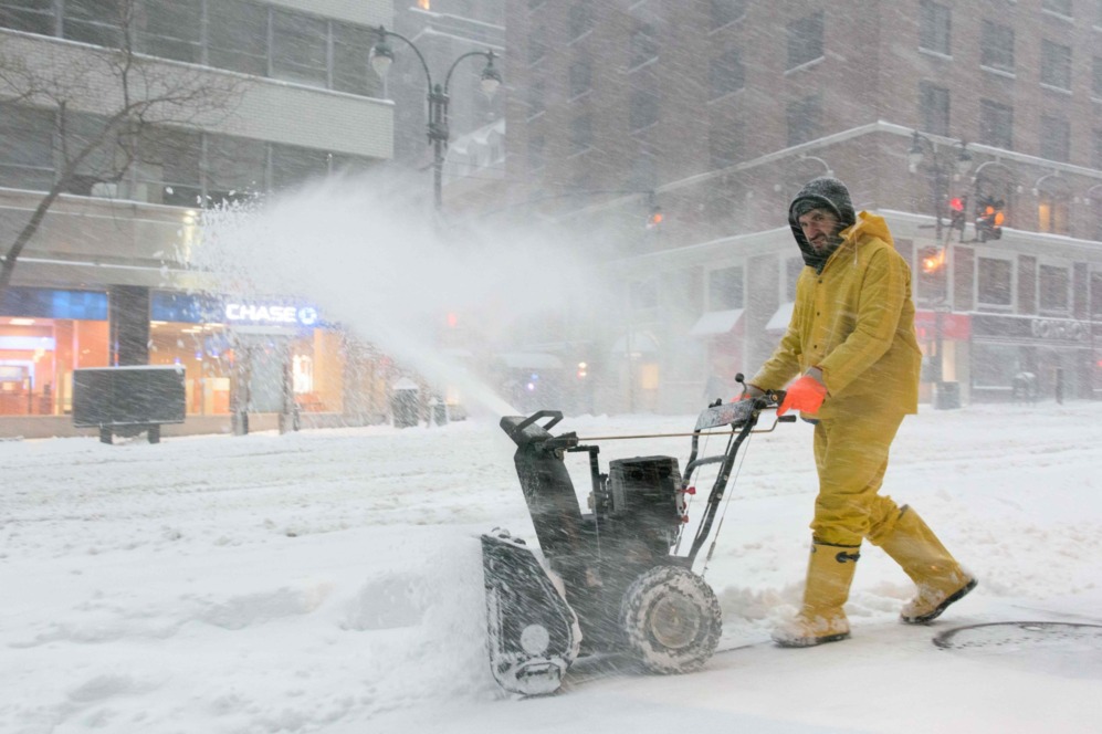 Un hombre retira la nieve de la calzada en Nueva York el pasado 26 de enero, antes del paso de la tormenta Jonas