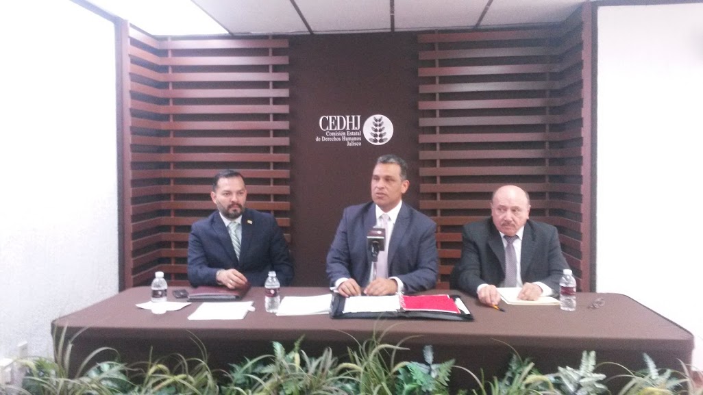 El presidente de la CEDHJ,  Felipe de Jesús Álvarez Cibrián, (centro) señaló que hay evidencias de que los policías custodios no desempeñaron de maner