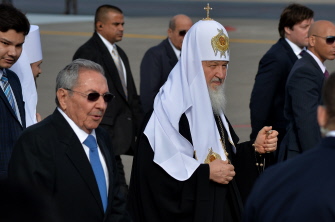 El presidente cubano, Raúl Castro, dio la bienvenida al patriarca de la Iglesia Ortodoxa rusa Kirill (c), en el aeropuerto José Martí en La Habana