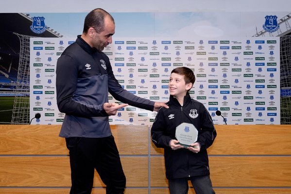 El técnico Roberto Martínez entregó el premio al niño George Shaw