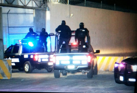 Los uniformados bloquearon los accesos viales a las instalaciones penitenciarias y rodearon el perímetro ante una posible fuga masiva de presos.