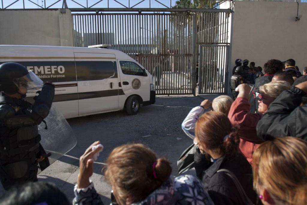 Un vehículo del Semefo ingresa al penal de Topo Chico, donde esta madrugada 49 reos murieron en un motín.