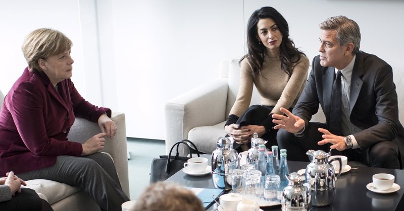 La canciller alemana Ángela Merkel, el actor George Clooney y su esposa, la abogada Amal Clooney. 