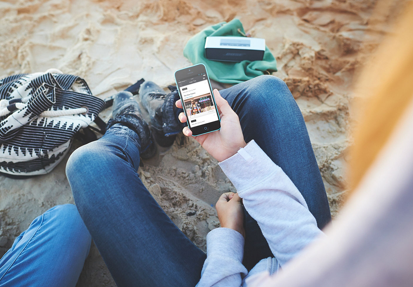 Deezer recibe ingresos por publicidad, así como por suscripciones, y le paga a las disqueras por el uso de las canciones que ofrece al público.