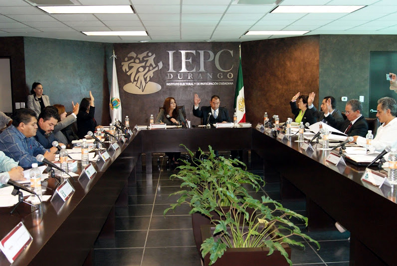 IEPC entrega constancia de registro a los candidatos independientes.