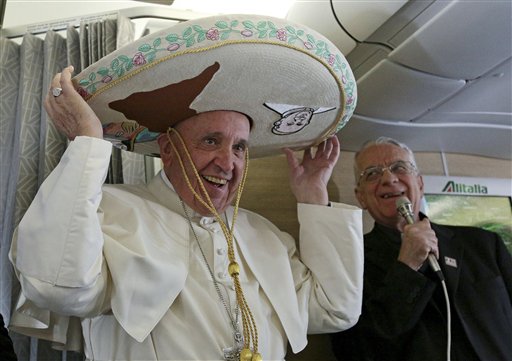 El Papa se puso un sombrero de charro en el avión que lo traslada a Cuba y México. 