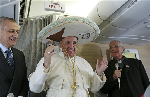 El Papa se puso el sombrero de charro, el cual tenía la imagen de Juan Pablo II y el mapa de América. 