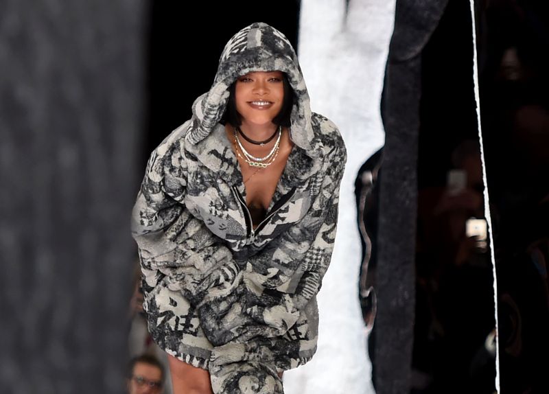 Rihanna lució contenta en su paso por la pasarela. 
