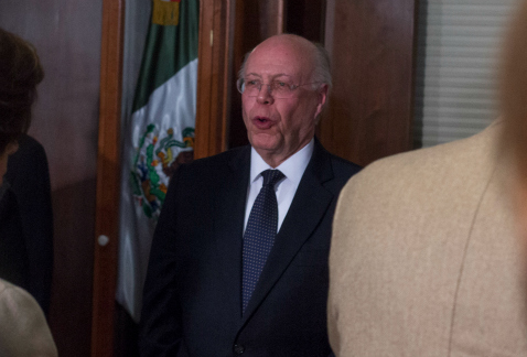 El secretario de Salud, José Narro, pidió a directores de institutos y hospitales trabajar con mayor fuerza.