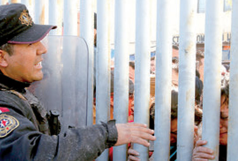 Desde temprana hora, madres y esposas de los internos se asentaron en la entrada del penal.