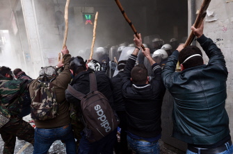 Agricultores griegos se enfrentan con policías que bloquean su entrada al ministerio de Agricultura, hoy en Atenas