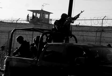 Con las armas listas, ante lo que pueda ocurrir. Los presos siguen dentro, pero la calma es tensa.