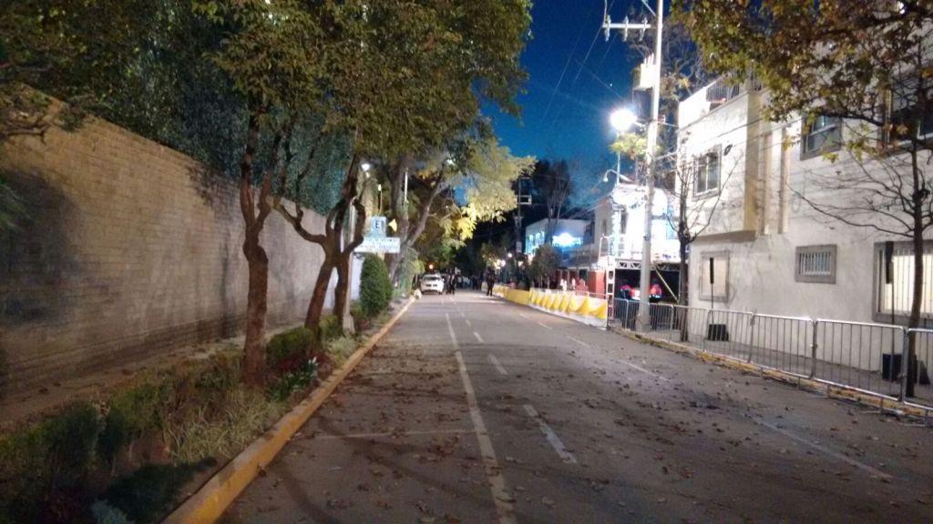 Las calles aledañas a la Nunciatura antes de la salida del Papa hacia el Zócalo capitalino. 