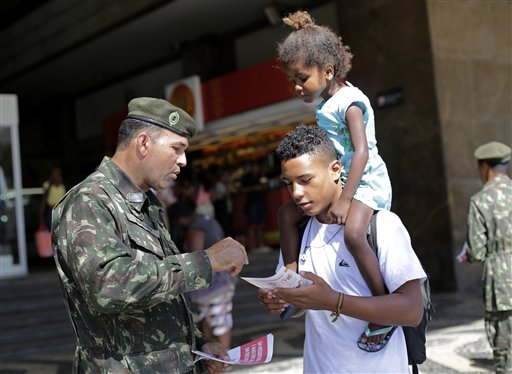 El Ejército fue desplegado para educar a la población sobre cómo eliminar las áreas de reproducción del mosquito en y alrededor de sus hogares