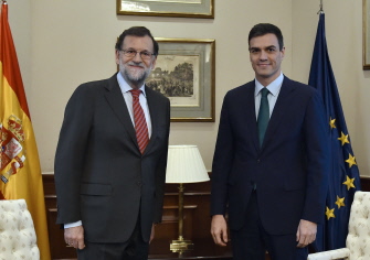 Mariano Rajoy (i) y el líder socialista, Pedro Sánchez (d), antes de su reunión este viernes en las Cortes españolas
