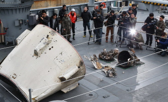 Objetos que se cree pertenecen al cohete norcoeano lanzado se exhiben en un barco militar surcoreano en Pyeongtaek, al sur de Seúl