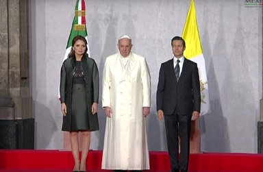 El papa Francisco fue recibido por Enrique Peña Nieto y Angélica Rivera. 