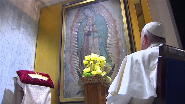 El papa Francisco rezó frente a la imagen de la virgen de Guadalupe.