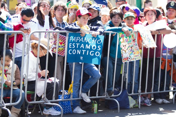 En Paseo de la Reforma y a lo largo del Puente Papal, fieles esperan la llegada del Papa a la Basílica de Guadalupe con música de mariachi y porras. 