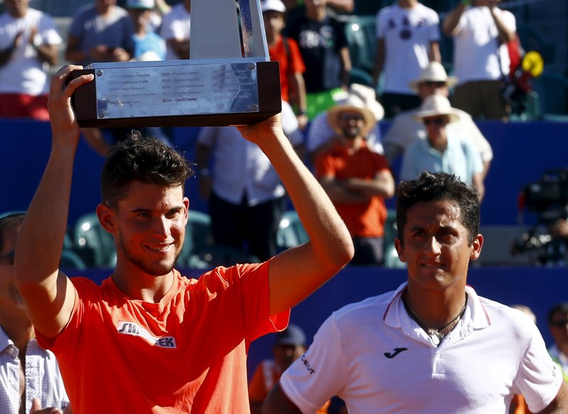 Dominic Thiem con su trofeo de campeón 