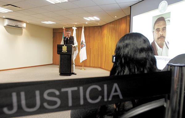 El fiscal Roberto Flores en conferencia de prensa reveló el nombre de los funcionarios acusados.