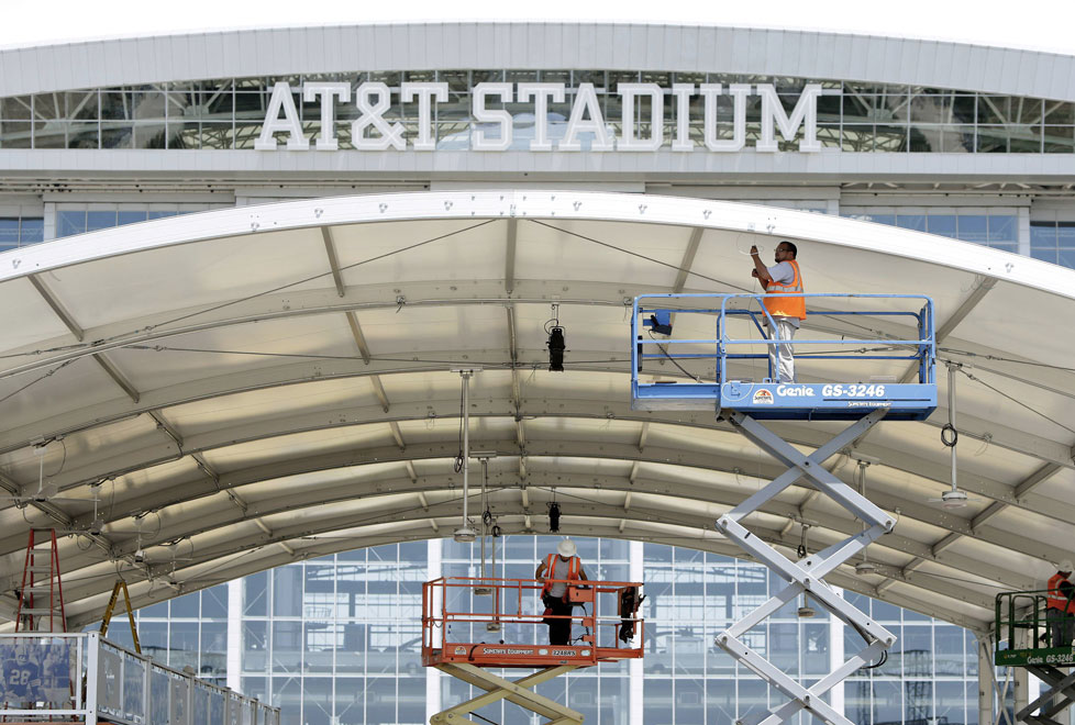 KPost, constructora en EU que estuvo a cargo del techo del Estadio AT&T en Dallas, ayuda a sus trabajadores mexicanos a conseguir la ciudadanía estado